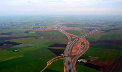 绿地间高速公路鸟瞰图